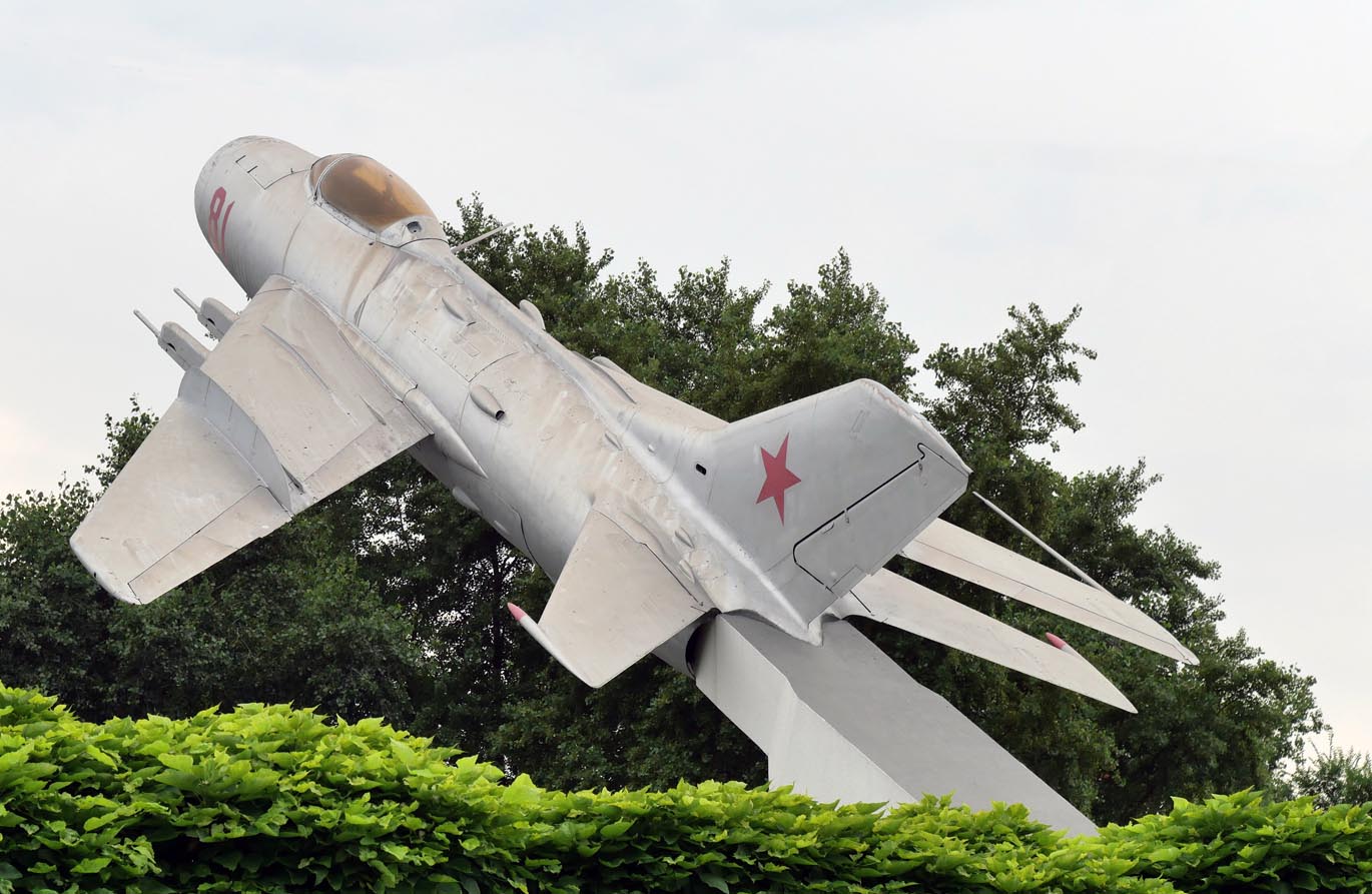«Пам’ятник льотчикам 17-ї повітряної армії (командуючий генерал Судець В. О.), які брали участь у визволенні Дніпропетровська у вересні – жовтні 1943 р.»