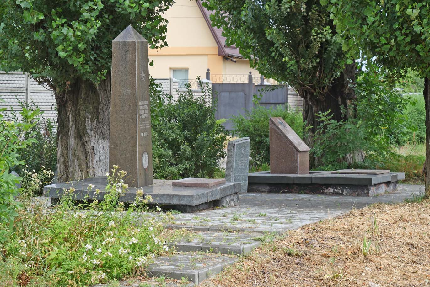 Група могил радянських воїнів: 2 братські могили