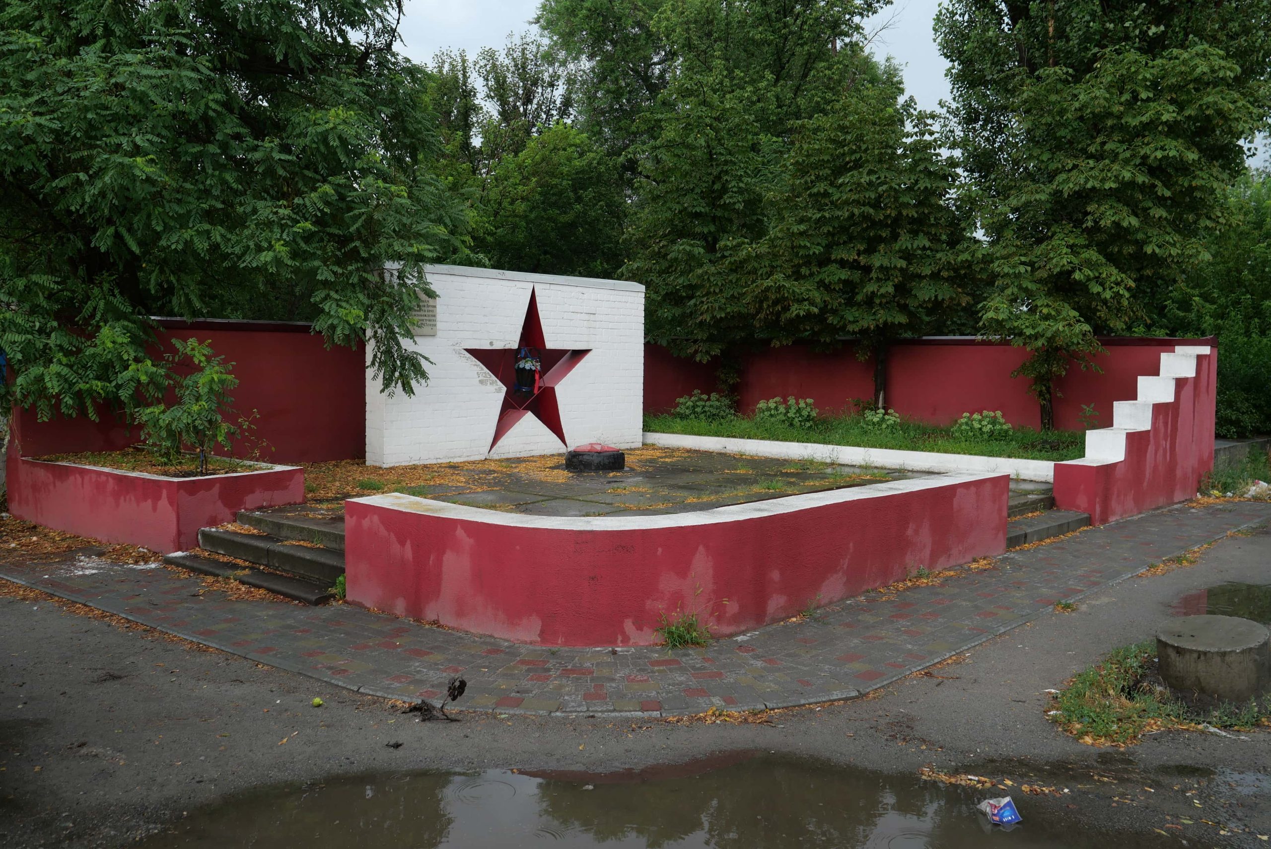 Група могил радянських воїнів: 3 братські могили