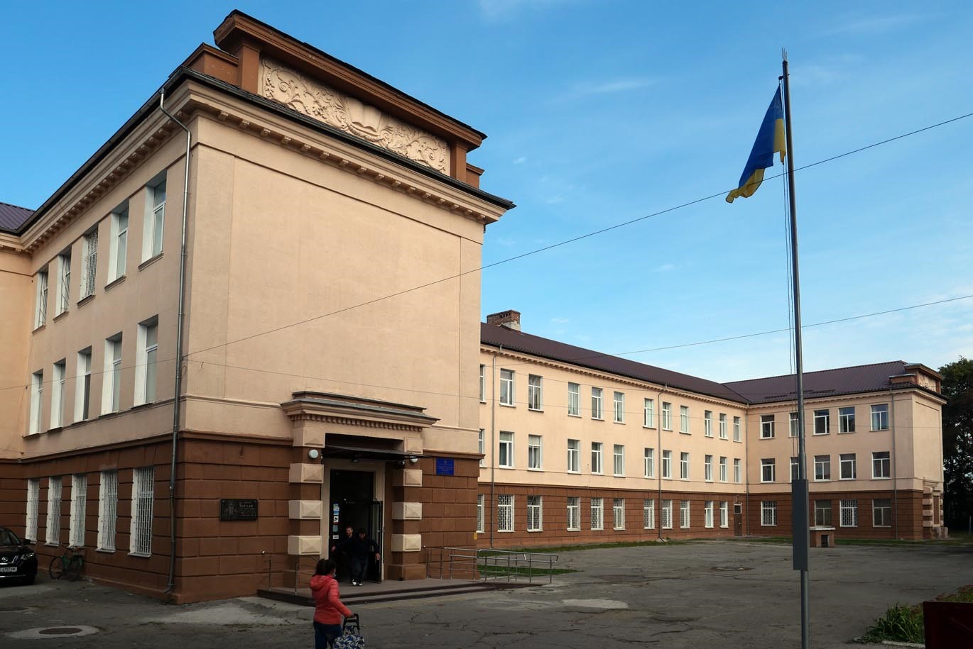 Школа, в якій у 1940 – 1941 рр. працювала В. К. Ілляшевська – член Амур-Нижньодніпровської підпільної комсомольської організації, була розстріляна гітлерівцями 23 лютого 1943 р.