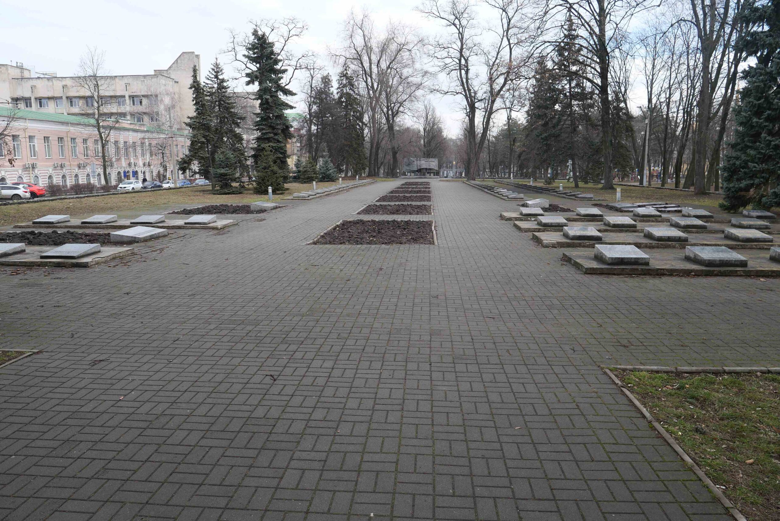 Меморіальний цвинтар: 7 братських та 79 індивідуальних могил учасників революційних подій 1917 – 1921 рр. та радянських воїнів