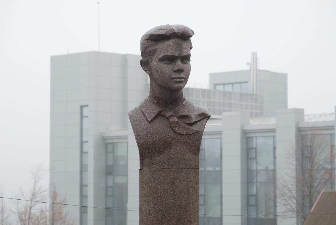 Пам’ятник Володі Дубініну – юному піонеру, герою Керченського партизанського підпілля в роки Другої світової війни