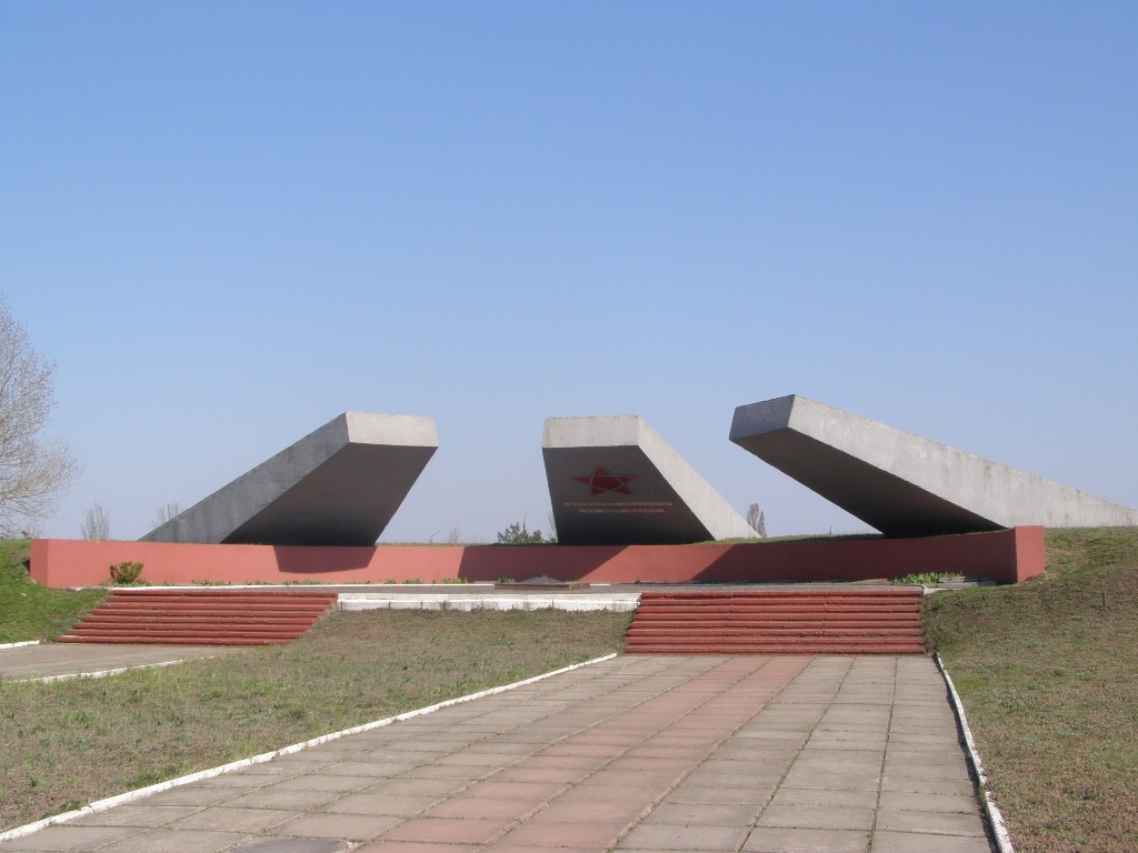 Братська могила курсантів артилерійського училища (Монумент захисникам міста)